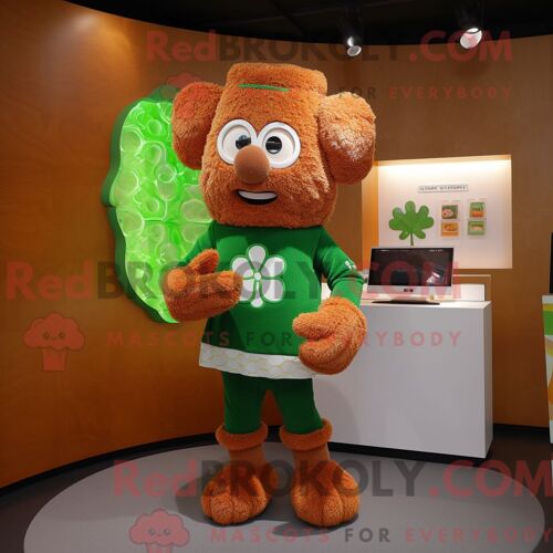 Personnage De Costume De Mascotte Redbrokoly De Trèfle À Quatre Feuilles De Rouille Habillé D Un Pull Et D Anneaux