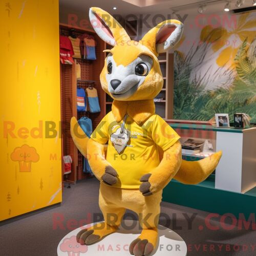 Mascotte Redbrokoly De Kangourou Jaune Costume De Personnage Habillé Avec Un T-Shirt Et Des Bandeaux