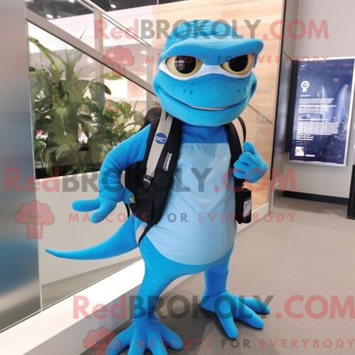 Costume De Mascotte Redbrokoly De Lézard Bleu Ciel Habillé Avec Un Sweat À Capuche Et Des Sacs À Dos