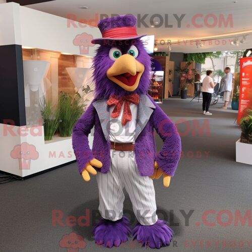 Costume De Mascotte Redbrokoly De Coq Violet Habillé D Un Pantalon En Velours Côtelé Et De Noeuds Papillons