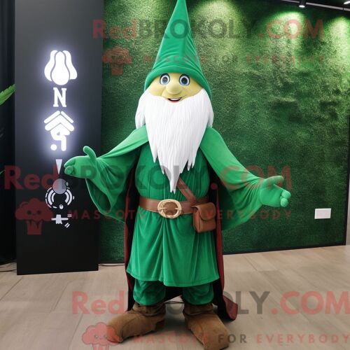 Personnage De Costume De Mascotte Redbrokoly De Magicien Vert Forêt Habillé Avec Un Jean Évasé Et Des Clips Pour Écharpe