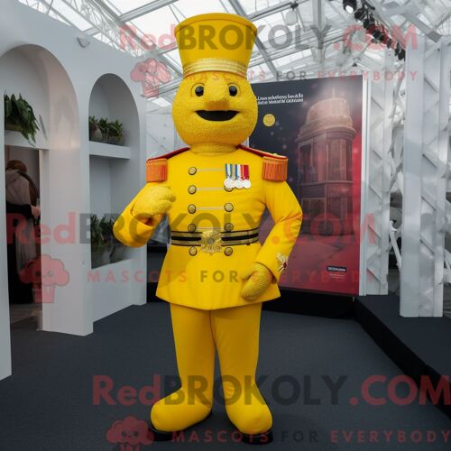 Personnage Jaune De Costume De Mascotte Redbrokoly De La Garde Royale Britannique Habillé Avec Une Salopette Et Des Gants
