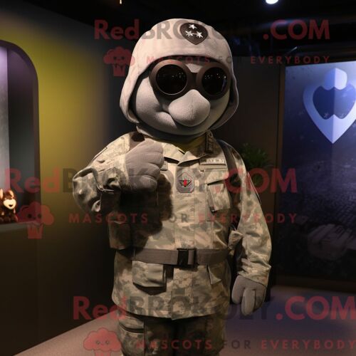Costume De Mascotte Redbrokoly De Soldat Américain Gris Personnage Habillé D Un Blouson Aviateur Et De Châles
