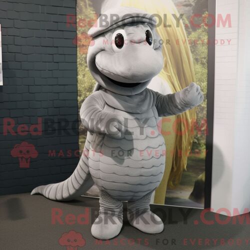 Costume Mascotte Redbrokoly De Python Gris Habillé D Une Jupe Plissée Et De Bonnets