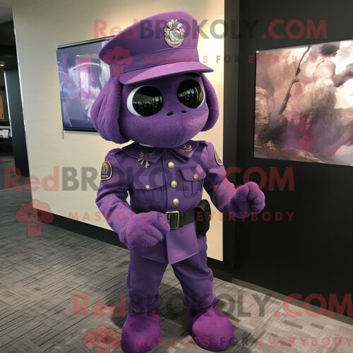 Costume De Mascotte Redbrokoly Purple Marine Recon Habillé Avec Une Jupe Crayon Et Des Épinglettes