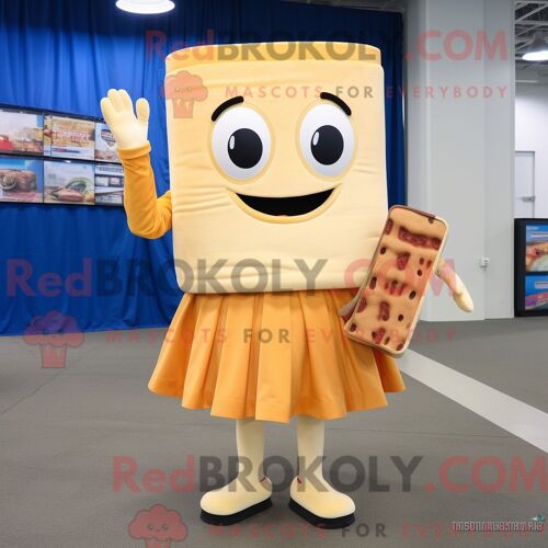 Personnage De Costume De Mascotte Redbrokoly De Sandwich Au Fromage Grillé Beige Habillé Avec Une Jupe Plissée Et Des Sacs Messager