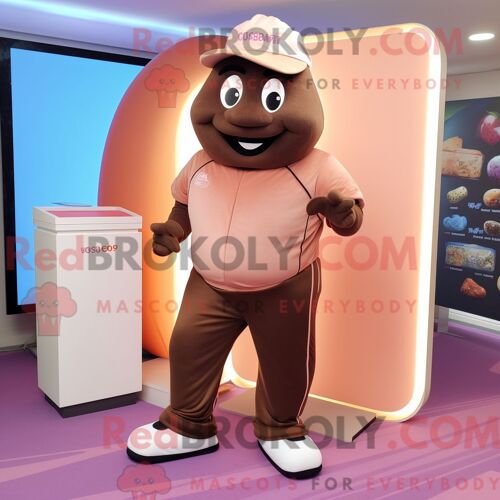 Personnage De Costume De Mascotte Redbrokoly De Barre De Chocolat Pêche Habillé Avec Un Pantalon De Jogging Et Des Épinglettes