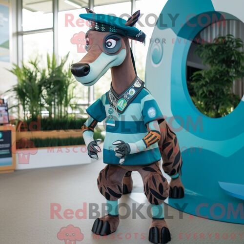 Costume Mascotte Redbrokoly D Okapi Bleu Sarcelle Habillé D Un Pantalon Capri Et De Bérets