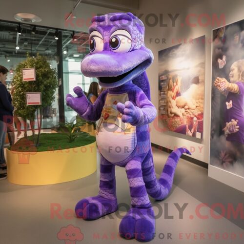 Mascotte Redbrokoly De Python Violet Personnage Habillé Avec Un Jean Maman Et Des Pinces À Cheveux