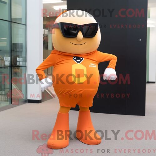 Mascotte Redbrokoly De Super-Héros Orange Costume De Personnage Habillé Avec Une Jupe Et Des Lunettes De Soleil