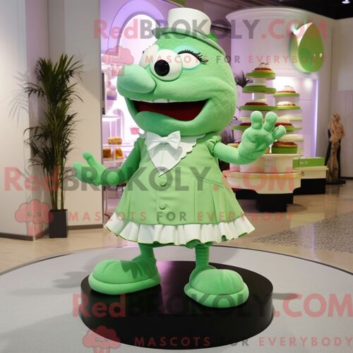 Costume Mascotte Redbrokoly De Gâteau De Mariage Vert Personnage Habillé D Un Bermuda Et De Pinces À Chaussures
