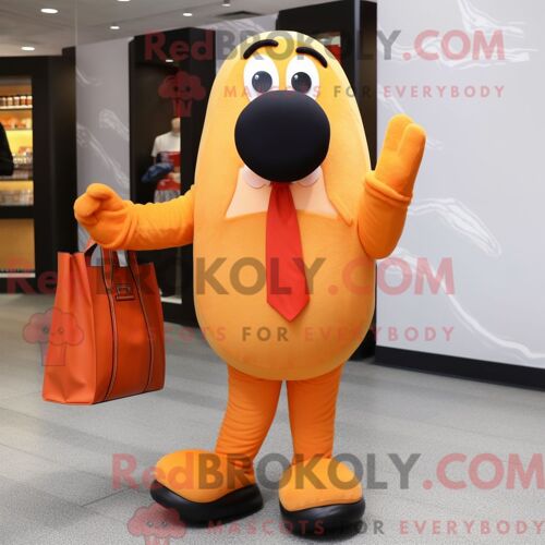 Personnage De Costume De Mascotte Redbrokoly De Hot Dog Orange Habillé Avec Un Pantalon De Costume Et Des Sacs À Main