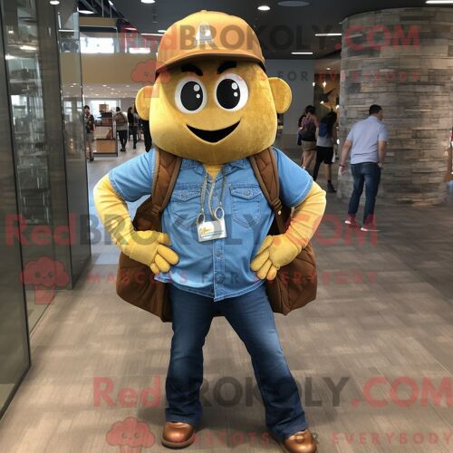 Personnage De Costume De Mascotte Redbrokoly De Chocolats Dorés Habillé Avec Une Chemise En Jean Et Des Sacs À Dos