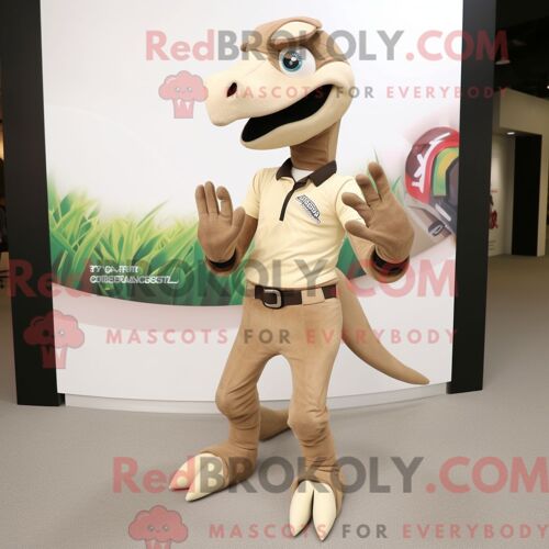 Costume De Mascotte Redbrokoly De Sorcière Orange Habillé Avec Une Chemise Henley Et Des Casquettes