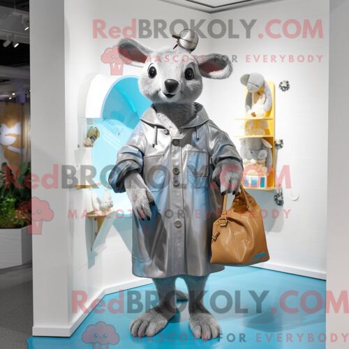 Mascotte Redbrokoly De Kangourou Argenté Personnage Habillé Avec Un Imperméable Et Des Sacs À Main