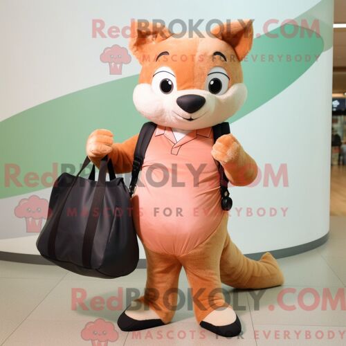 Personnage De Costume De Mascotte Redbrokoly De Peach Marten Habillé Avec Un Jean Skinny Et Des Sacs Fourre-Tout