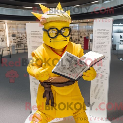 Personnage Mascotte Redbrokoly D Un Samouraï Jaune Habillé D Une Jupe Et De Lunettes De Lecture