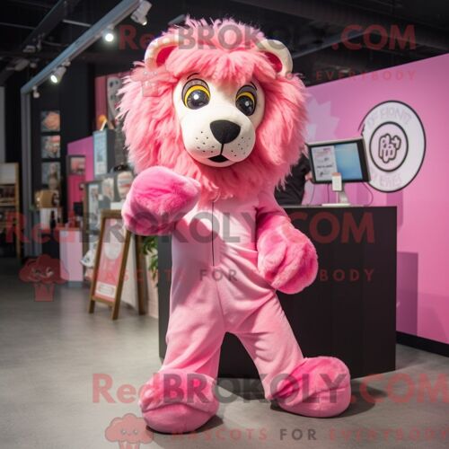 Personnage Mascotte Redbrokoly D Un Lion Rose Habillé D Une Chemise Et D Écharpes En Popeline