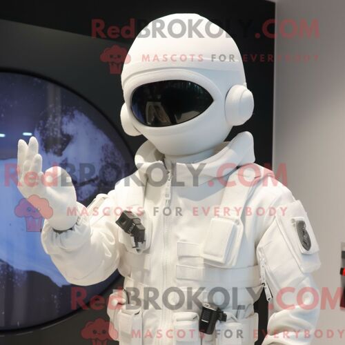 Personnage Mascotte Redbrokoly D Un Sorcier Cyan Habillé D Une Jupe-Culotte Et D Épingles À Cravate