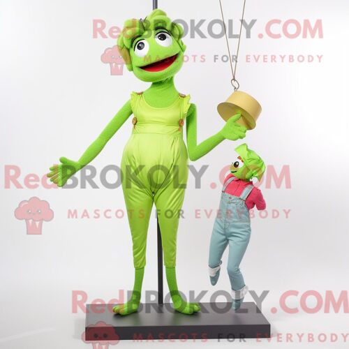 Personnage Mascotte Redbrokoly D Une Chaudrée De Palourdes Vertes Forestières Habillée D Une Veste En Cuir Et De Ceintures De Smoking