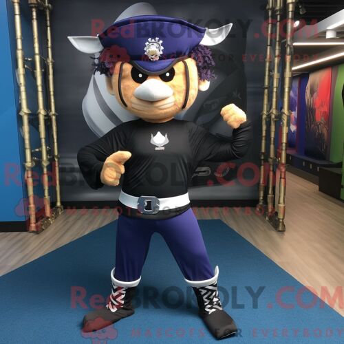 Personnage Mascotte Redbrokoly De Pirate De La Marine Habillé D Un Pantalon De Yoga Et De Ceintures