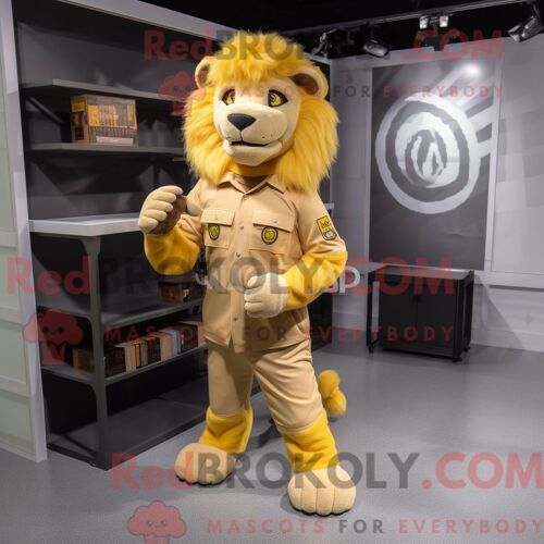 Costume Mascotte Redbrokoly De Lion Jaune Habillé D Un Pantalon Cargo Et De Pinces À Chaussures