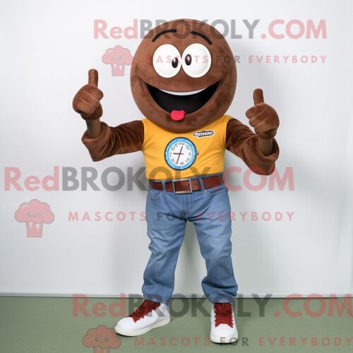 Personnage Mascotte Redbrokoly D Une Montre-Bracelet Marron Habillée D Un Jean Boyfriend Et De Lacets De Chaussures