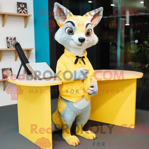 Personnage Mascotte Redbrokoly D Une Civette Jaune Citron Habillée D Un T-Shirt À Manches Longues Et De Boutons De Manchette