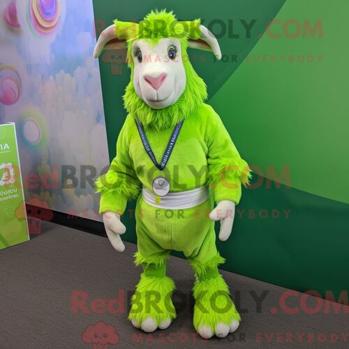 Personnage Mascotte Redbrokoly D Un Ballon De Handball Noir Habillé D Un Short En Jean Et De Lunettes De Lecture