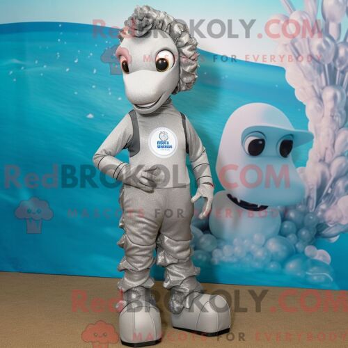 Costume De Mascotte Redbrokoly D Hippocampe Argenté Personnage Habillé Avec Un Jegging Et Des Bracelets De Cheville