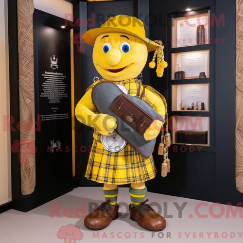 Personnage Mascotte Redbrokoly D Un Yéti Rose Habillé D Une Chemise En Chambray Et De Boutons De Manchette