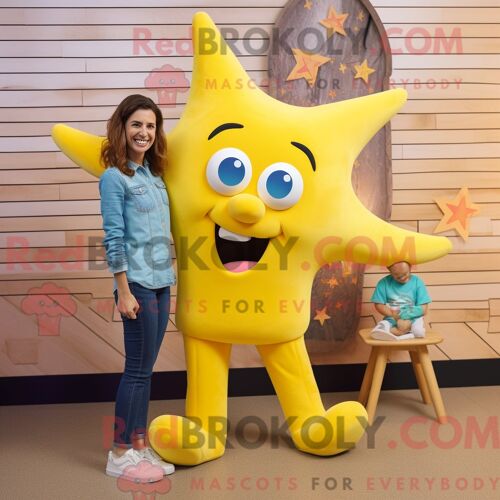 Personnage Mascotte Redbrokoly D Une Étoile De Mer Jaune Habillée D Un Mom Jeans Et De Pinces À Cheveux