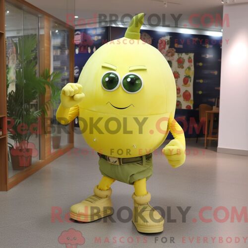 Personnage De Costume De Mascotte Redbrokoly De Grenade Jaune Citron Habillé Avec Un Jean Et Des Bracelets De Cheville
