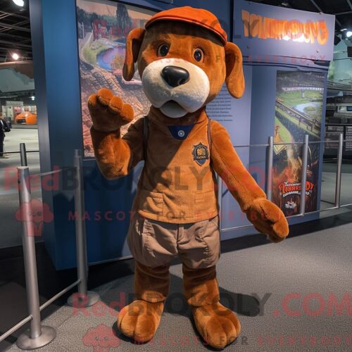 Personnage Mascotte Redbrokoly D Un Chien Rouille Habillé D Une Chemise Henley Et De Bonnets