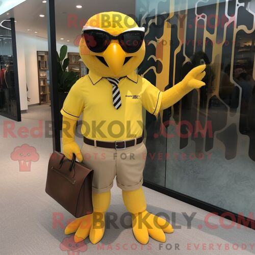 Personnage De Costume De Mascotte Redbrokoly De Faucon Jaune Habillé Avec Un Pantalon Habillé Et Des Sacs À Main