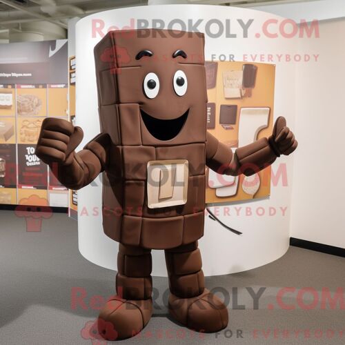Personnage Mascotte Redbrokoly D Une Pomme Crème Habillée D Un Pantalon Cargo Et De Sacs Besaces