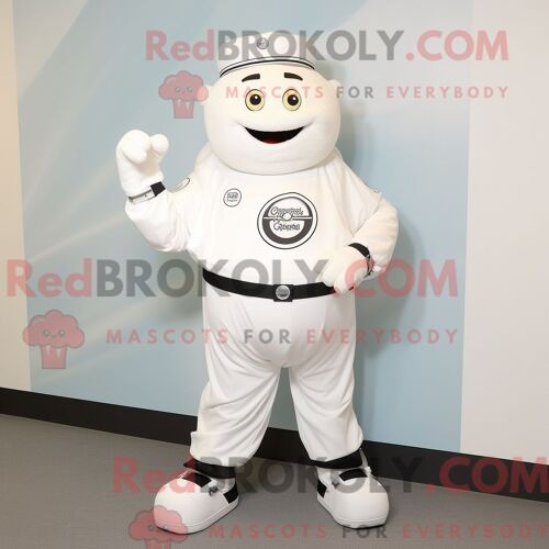 Mascotte Redbrokoly De Montre-Bracelet Blanche Personnage Habillé Avec Une Combishort Et Des Pinces À Chaussures