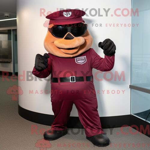 Personnage Mascotte Redbrokoly D Un Trèfle À Quatre Feuilles Marron Habillé D Un Camouflage Et De Bracelets