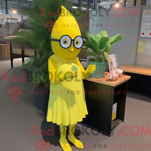 Costume Mascotte Redbrokoly De Lettre D Amour Noire Personnage Habillé Avec Une Chemise De Rugby Et Des Sacs À Dos