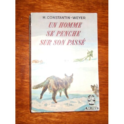 Un Homme Se Penche Sur Son Passé.