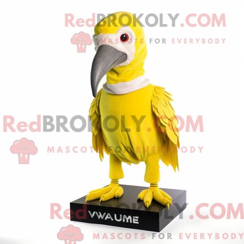 Costume De Mascotte Redbrokoly De Vautour Jaune Citron Habillé D Un Short Et D Un Bonnet