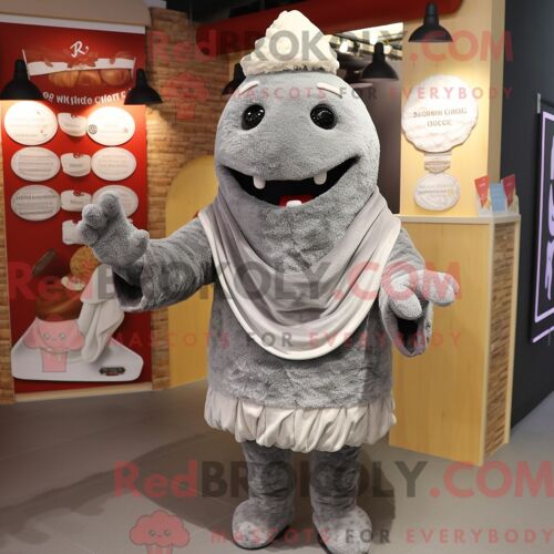 Personnage De Costume De Mascotte Redbrokoly De Crème Glacée Grise Habillé Avec Un T-Shirt Henley Et Des Châles