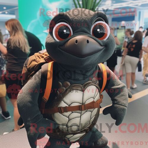 Costume De Mascotte Redbrokoly De Tortue De La Mer Noire Personnage Habillé D Une Chemise Henley Et De Sacs À Dos