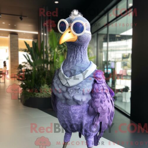 Costume Mascotte Redbrokoly De Chevreuil Vert Habillé D Un Bermuda Et De Mitaines