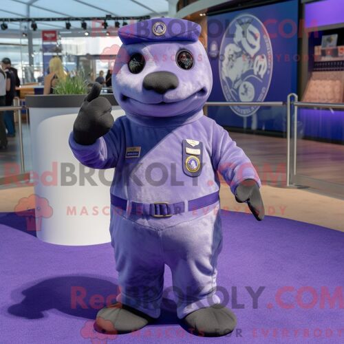 Personnage De Costume De Mascotte Redbrokoly De Navy Seal De Lavande Habillé Avec Une Chemise Henley Et Des Bracelets De Cheville