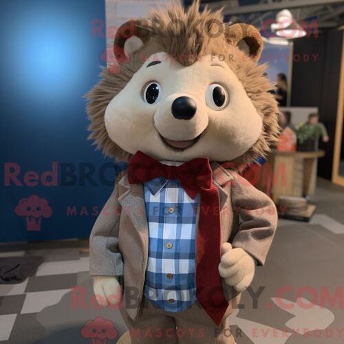 Costume De Mascotte Redbrokoly De Hérisson Beige Habillé D Un Jean Boyfriend Et De Noeuds Papillons
