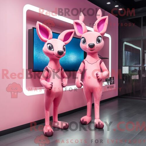 Costume De Mascotte Redbrokoly De Lion Tamer Rose Habillé Avec Un Jean Bootcut Et Des Bagues