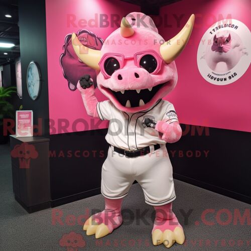Costume De Mascotte Redbrokoly De Triceratops Rose Personnage Habillé Avec Un T-Shirt De Baseball Et Des Lunettes