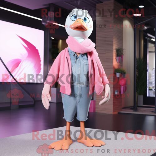 Costume De Mascotte Redbrokoly De Cygne Rose Habillé Avec Un Jean Skinny Et Des Épingles À Châle