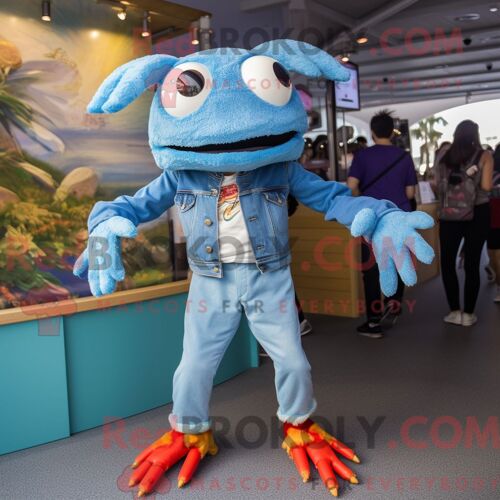 Costume De Mascotte Redbrokoly De Crabe Bleu Ciel Habillé Avec Un Jean Boyfriend Et Des Épingles À Cheveux